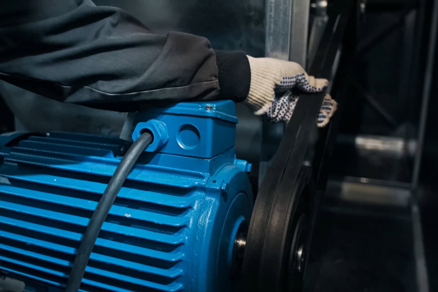 Checking the condition of a drive belt